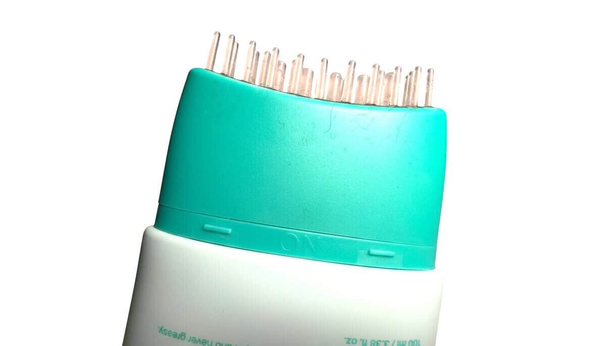 Close up of the Lilyeve Scalp:Turn brush applicator