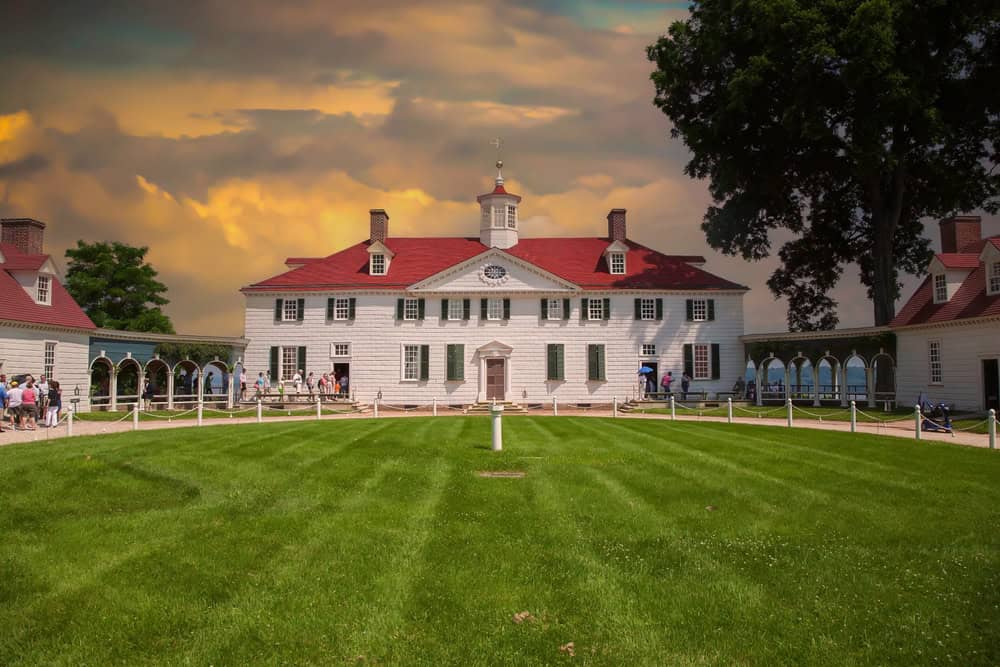 Mount Vernon mansion and lawn.