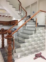Cầu thang kính tay vịn gỗ tròn