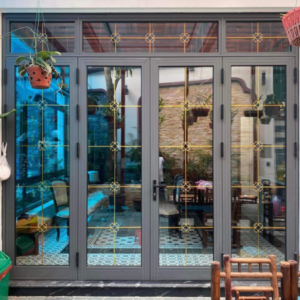 mẫu cửa nhôm xingfa 4 cánh hoa đồng trang trí