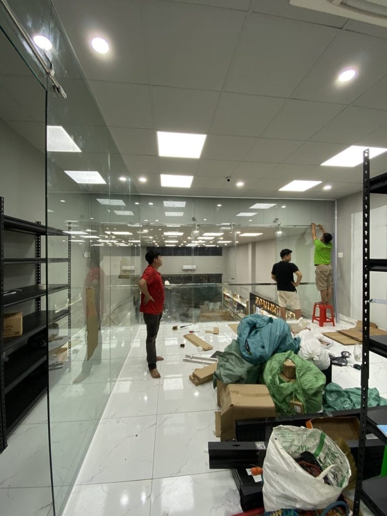 thi công vách kính cường lực khung nhôm