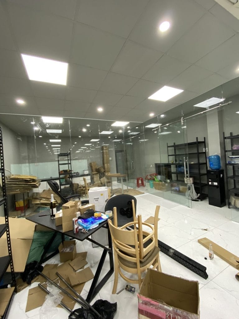 thi công vách kính cường lực đẹp