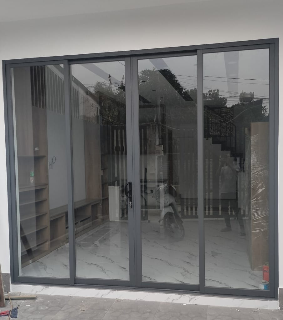 cửa nhôm xingfa lùa 4 cánh cửa đi mặt tiền hệ 93