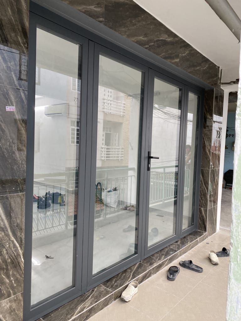cửa đi nhôm xingfa màu xám đẹp