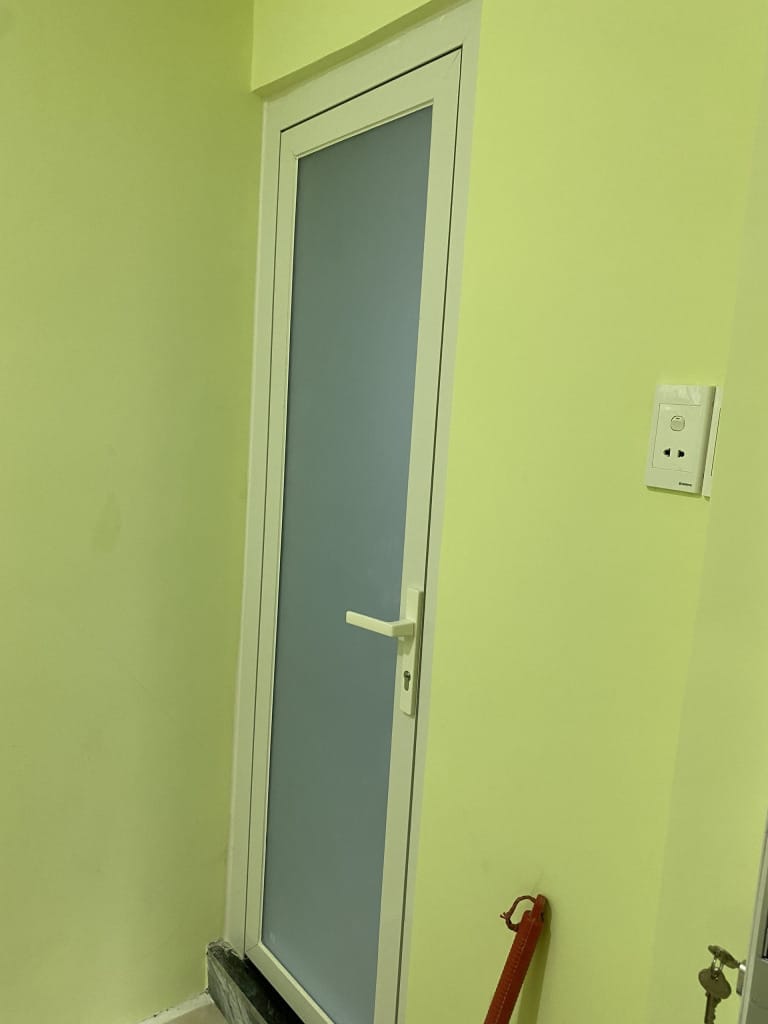 cửa nhôm xingfa 1 cánh toilet phòng vệ sinh