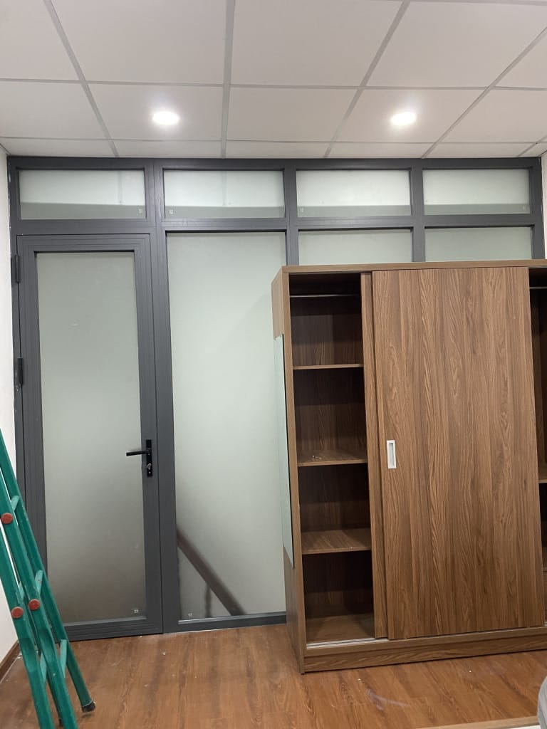 vách ngăn kính cửa đi nhôm xingfa 1 cánh