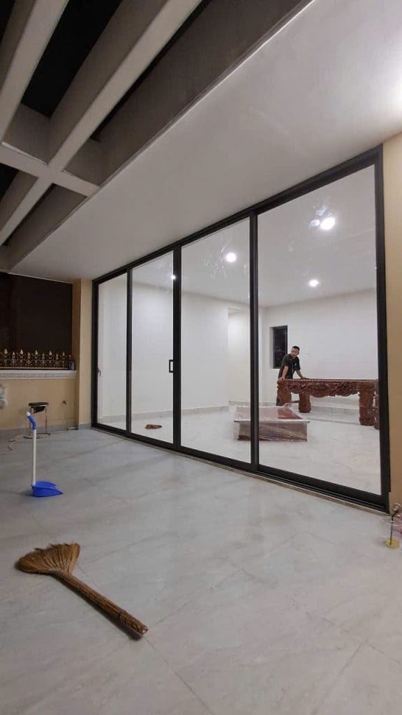 cửa lùa 4 cánh hệ 93 màu xám ghi
