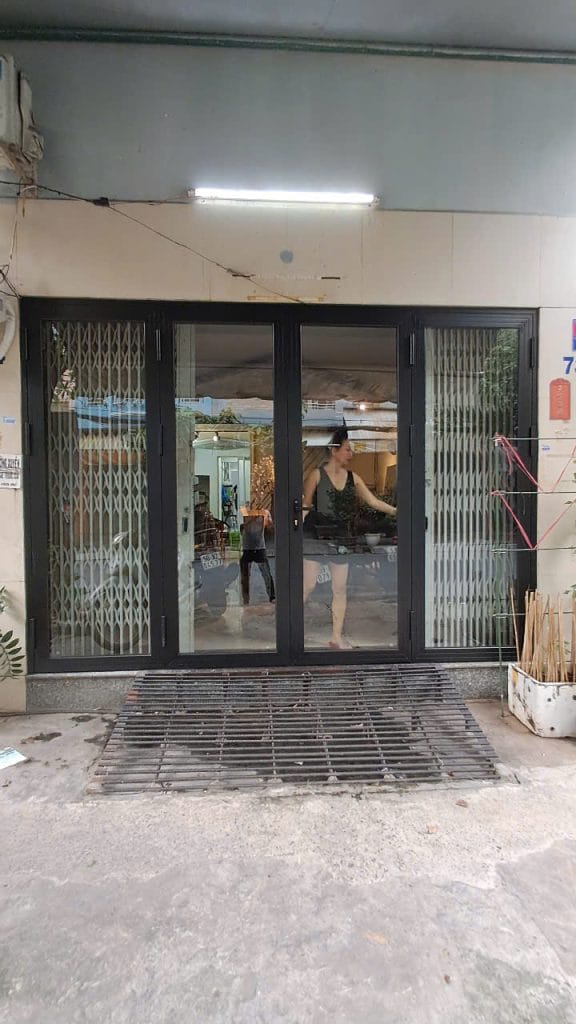 cửa nhôm kính xingfa 4 cánh màu đen