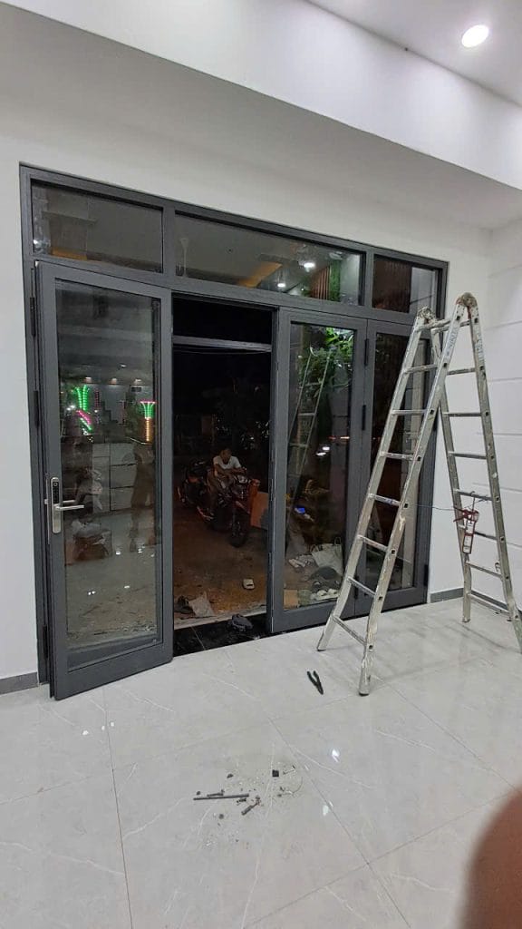 cửa nhôm kính xingfa 4 cánh mở quay màu xám ghi