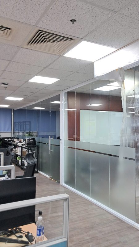 thi công cửa kính cường lực