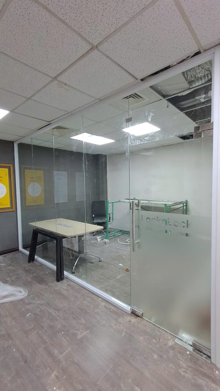 thi công cửa kính cường lực