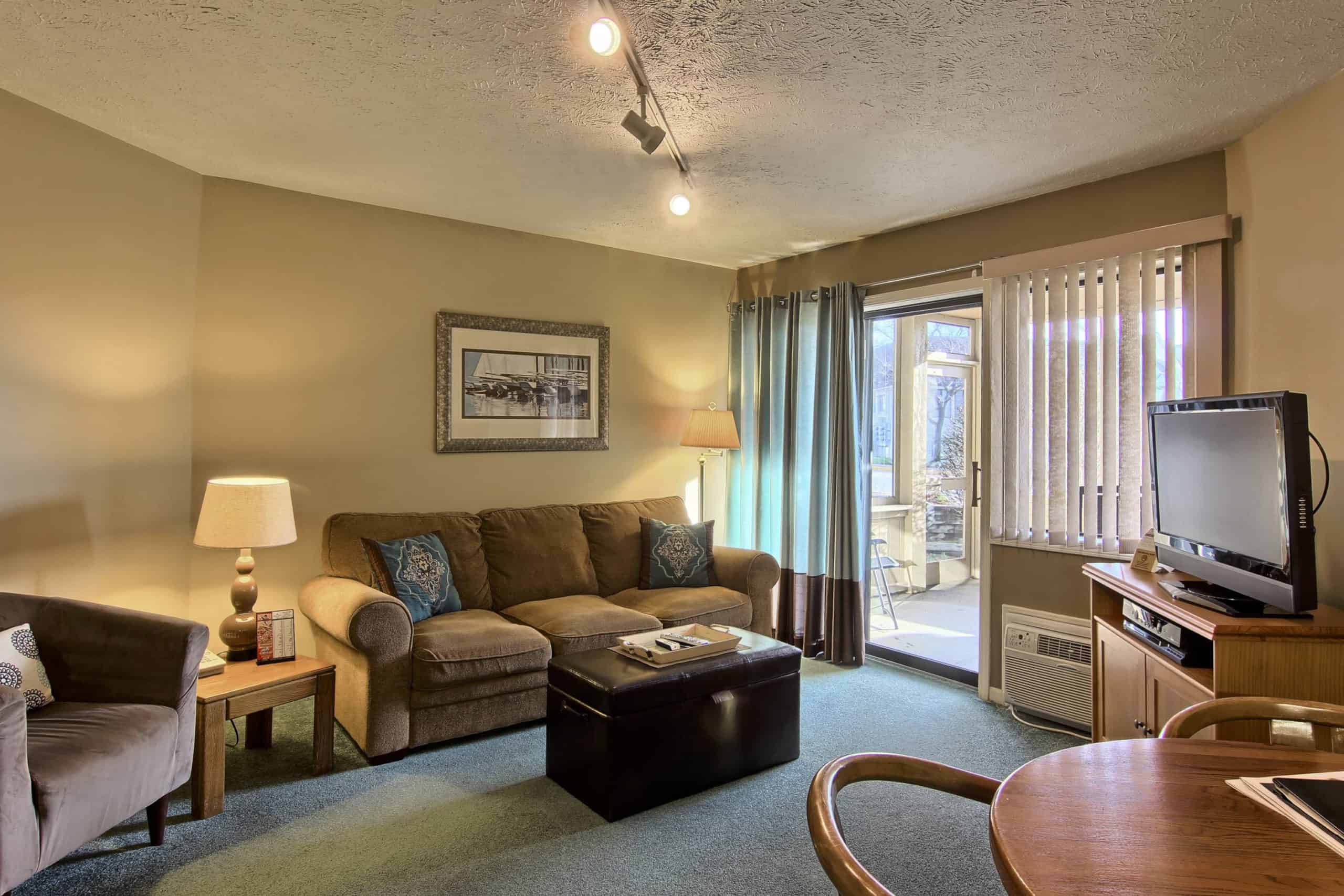 106 Pointes North Inn picture of the Living Room