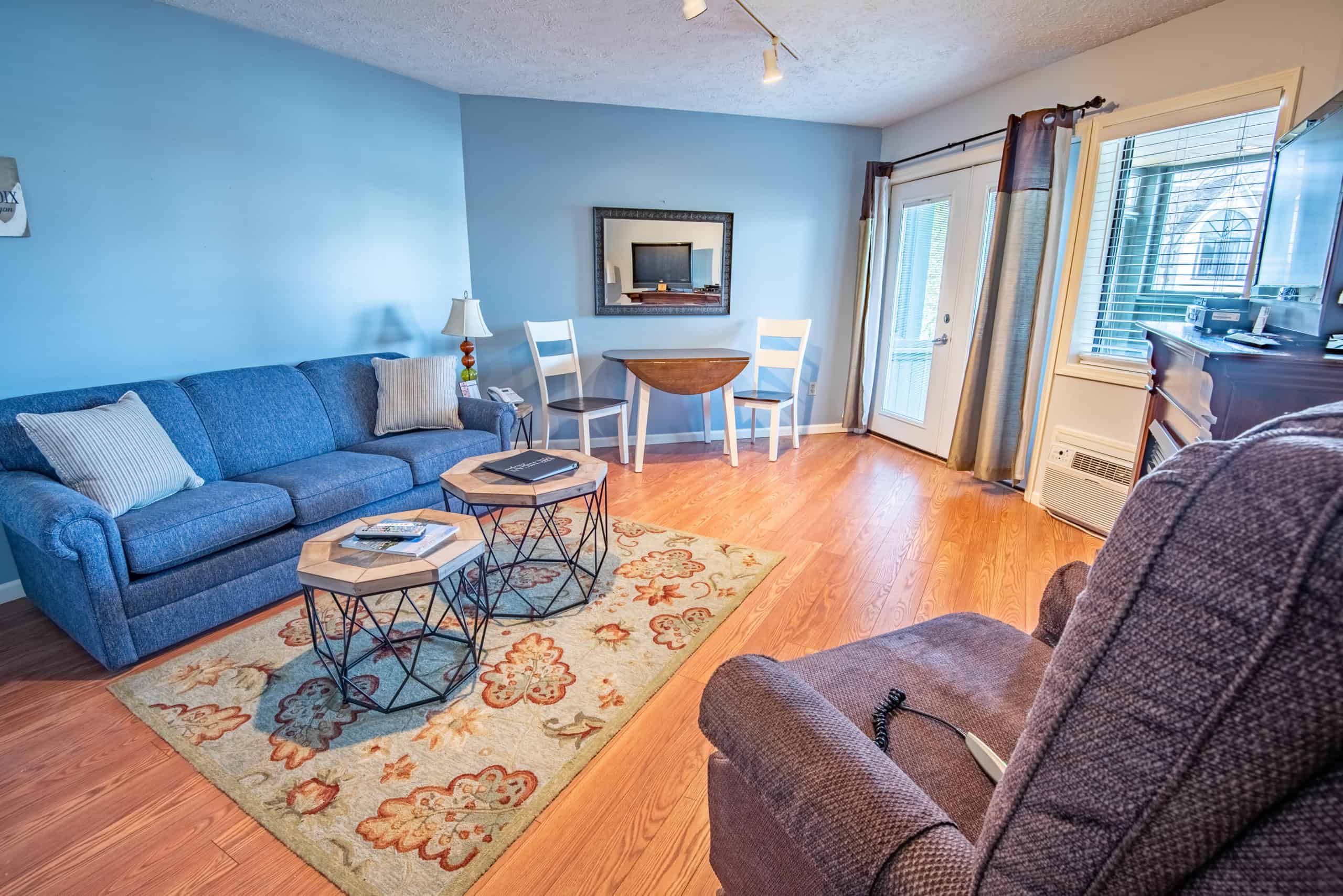 101 Pointes North Inn is a picture of the Living Room