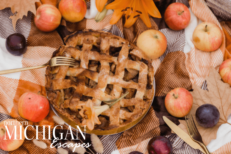 northern-michigan-fall-vacations-applie-pie