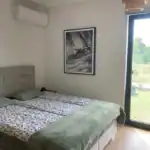 Barázdabillegető apartman hálószoba franciaágy