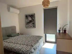 Barázdabillegető apartman hálószoba franciaágy