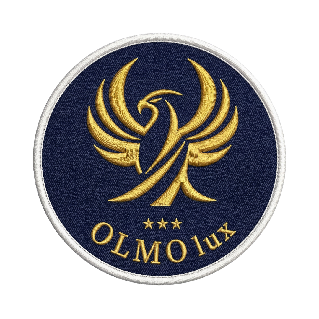 Logo brodé d'OLMO lux avec un phénix doré sur fond bleu marine.