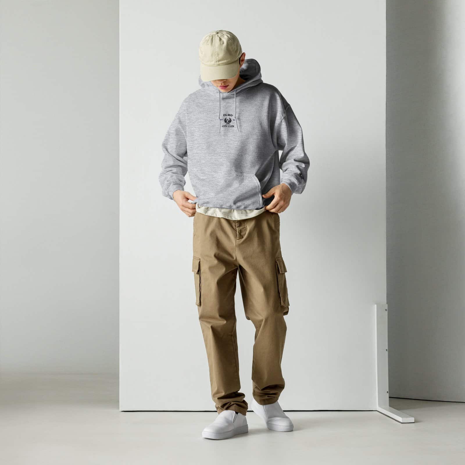 Sweat à capuche gris brodé City club, style décontracté et moderne.
