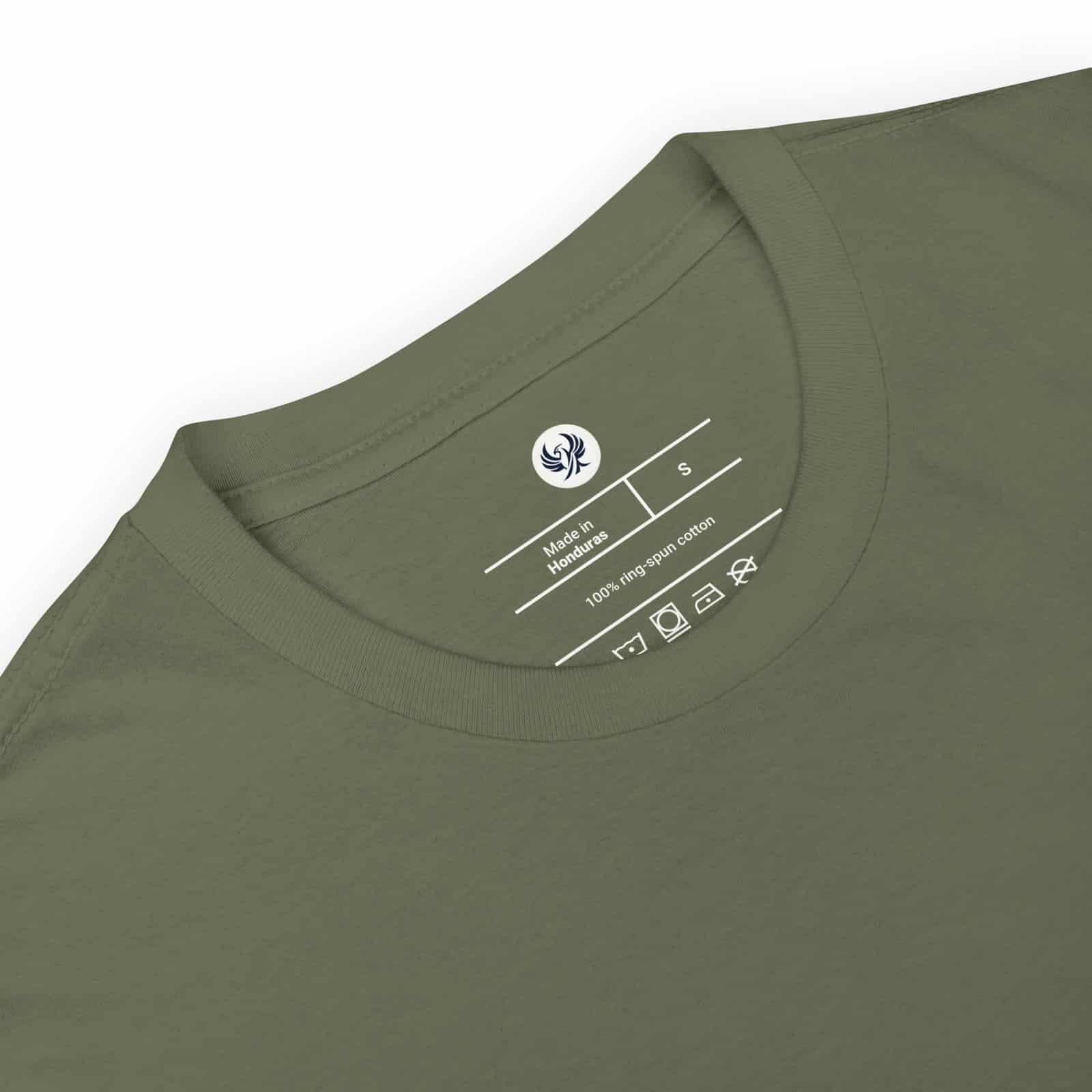 T-shirt vert sauge brodé or, design élégant, tissu coton de qualité.
