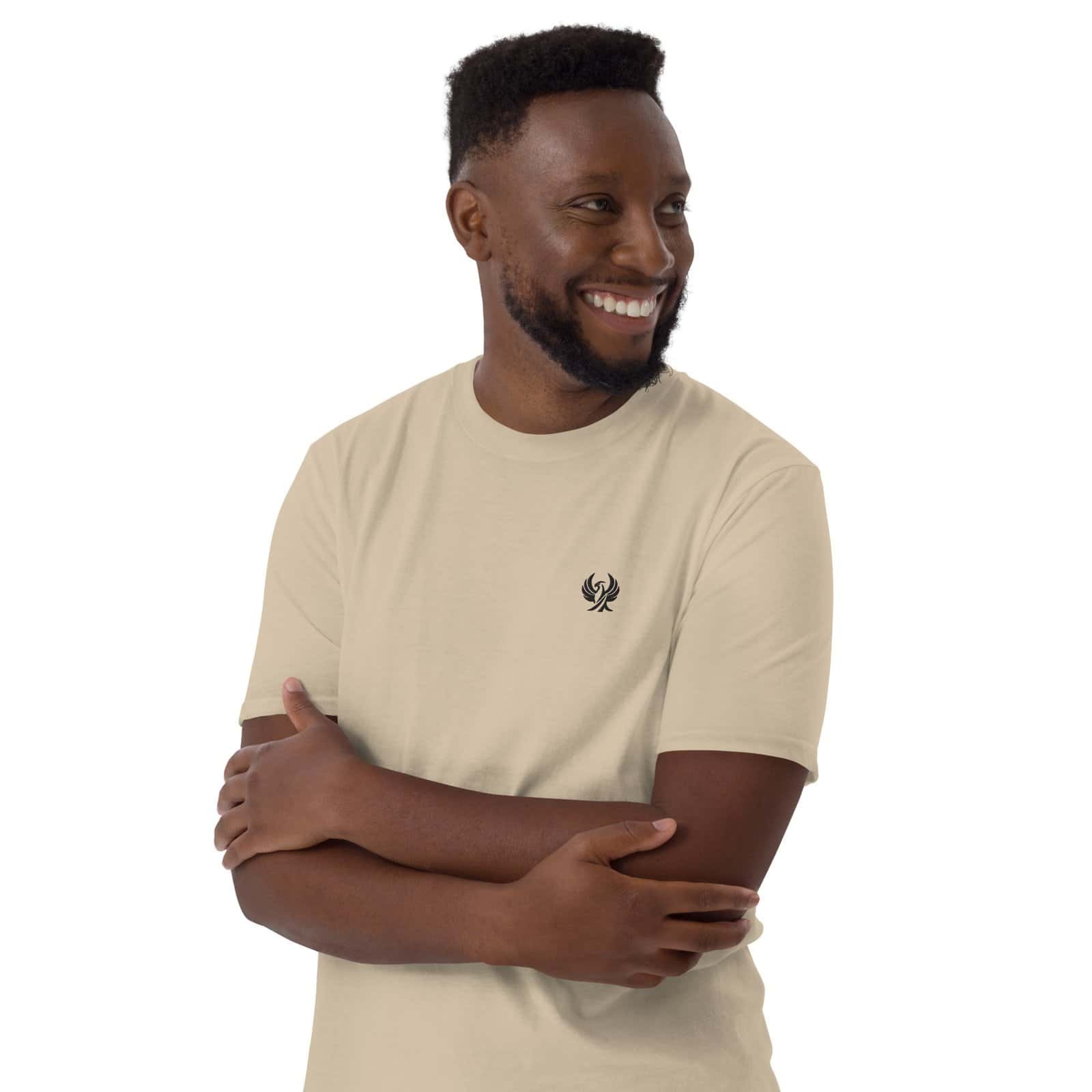 Homme portant un T-shirt beige brodé or, mettant en valeur l’art de porter l’infini.