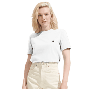 Femme portant un t-shirt blanc et un pantalon beige, style décontracté.