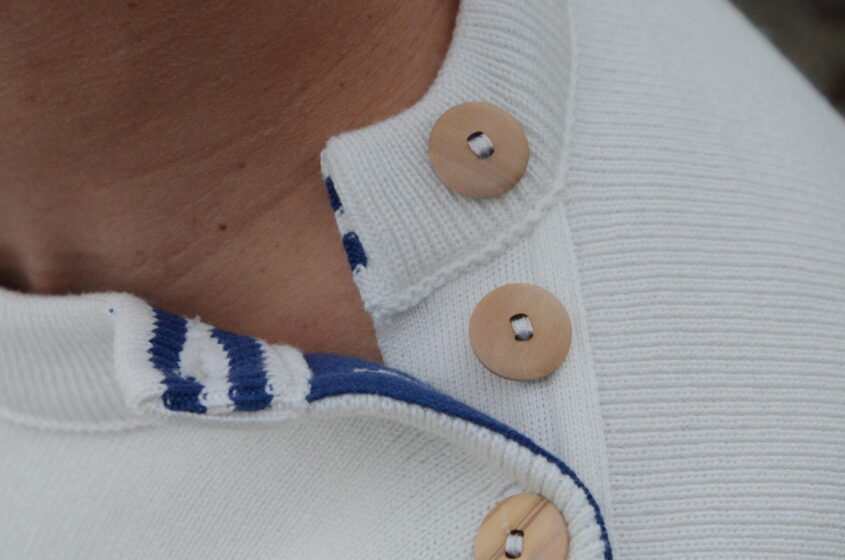 Pull marin homme bicolore bleu et blanc – ANA – Fabriqué en France – Boutons en olivier – Image 4