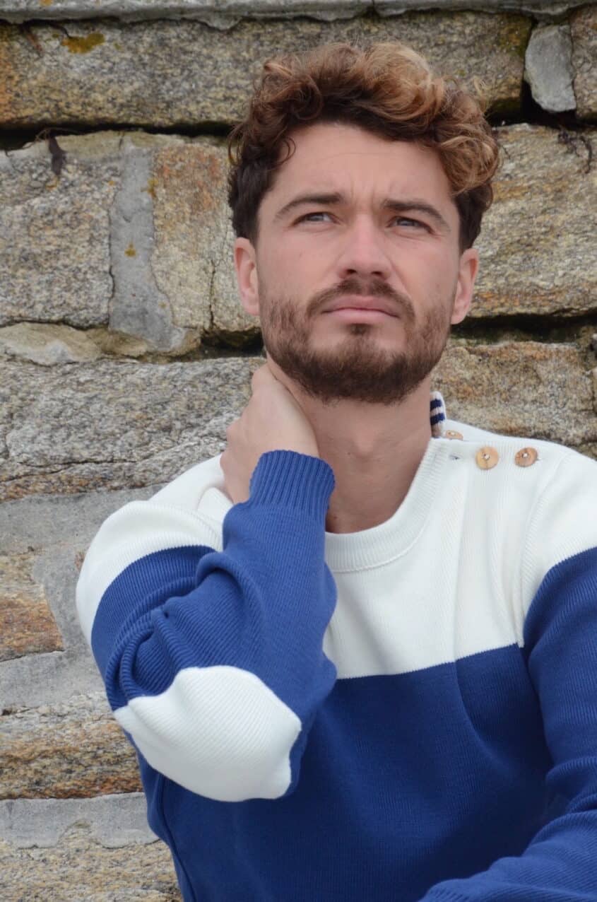 Pull marin homme bicolore bleu et blanc – ANA – Fabriqué en France – Boutons en olivier – Image 3