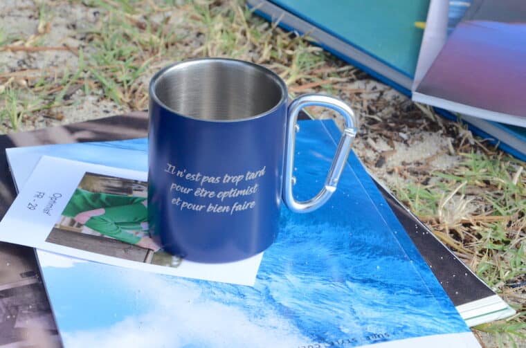 POSE CAFE – Tasse Philosophique – Mug Métal Bleu Marine – 300 ml