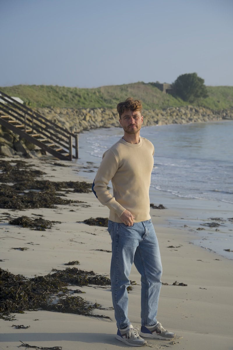 Pull marin homme beige – GEORGE – Fabriqué en France – Coudières bleues – Image 2