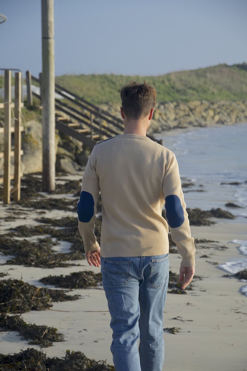 Pull marin homme beige – GEORGE – Fabriqué en France – Coudières bleues – Image 5