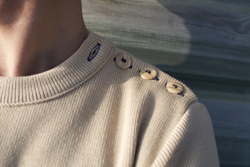 Pull marin homme beige – GEORGE – Fabriqué en France – Coudières bleues – Image 3