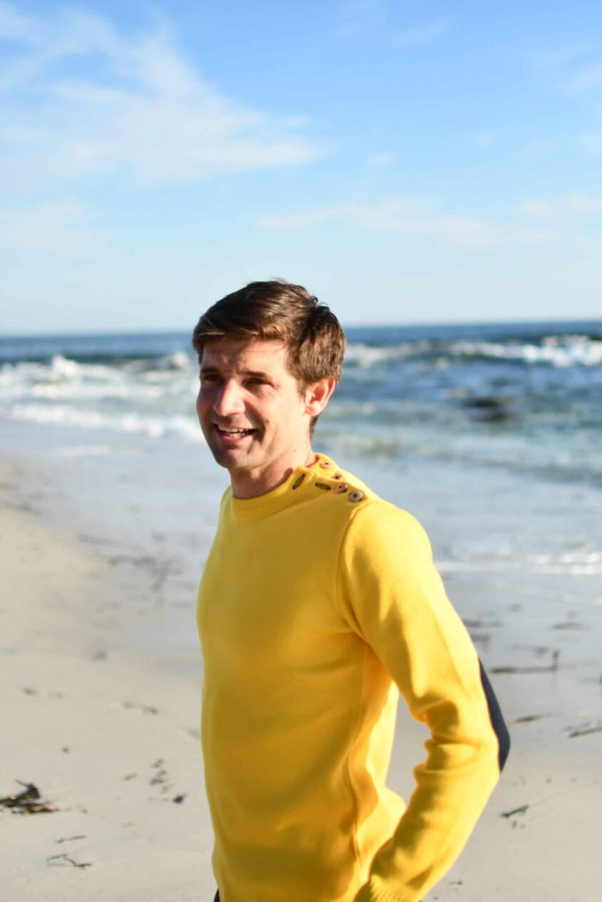 Pull marin homme jaune – TOKYO – Fabriqué en France – Coudes marine – Image 2