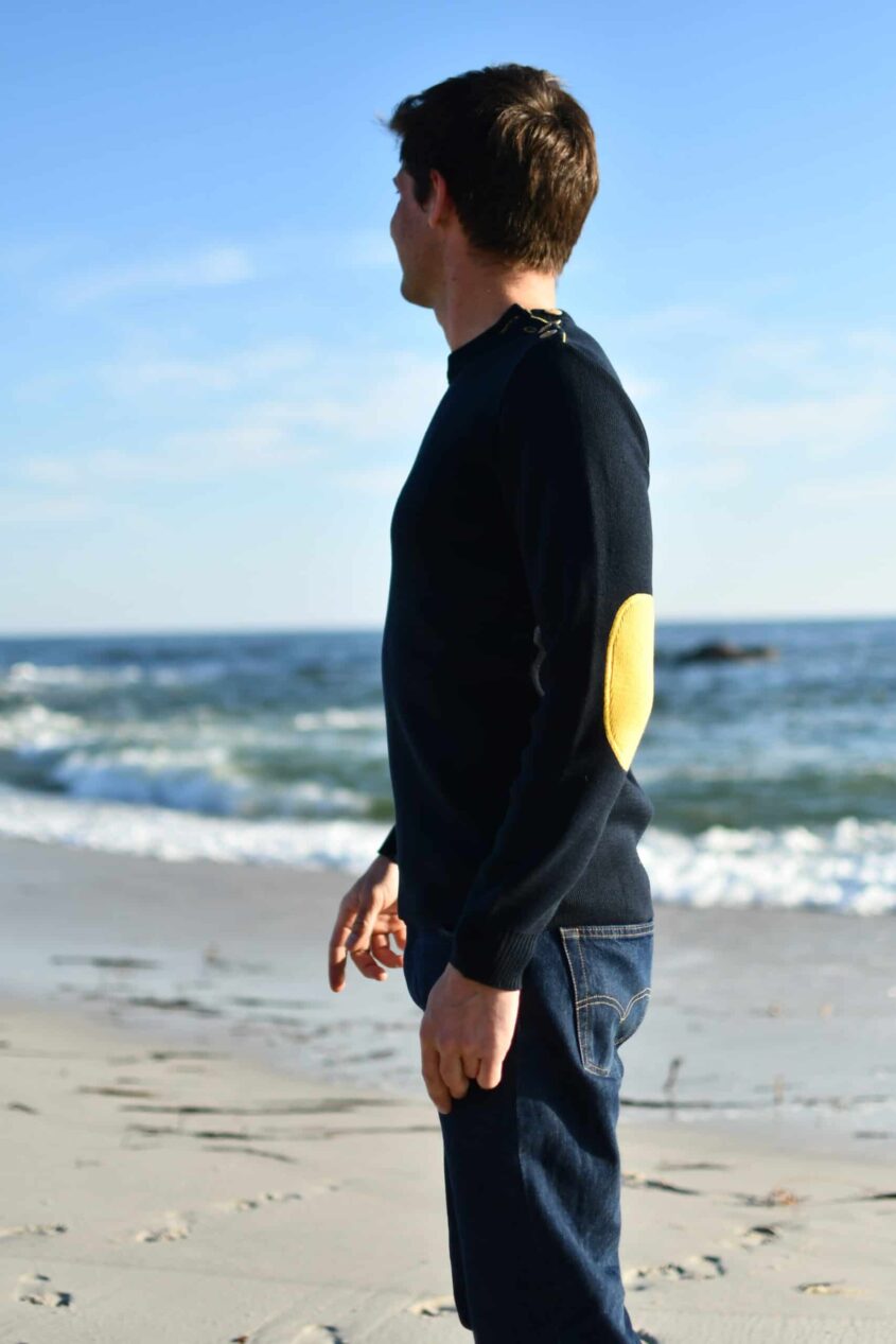 Pull marin homme marine – CARACAS – Fabriqué en France – Coudes jaunes – Image 2