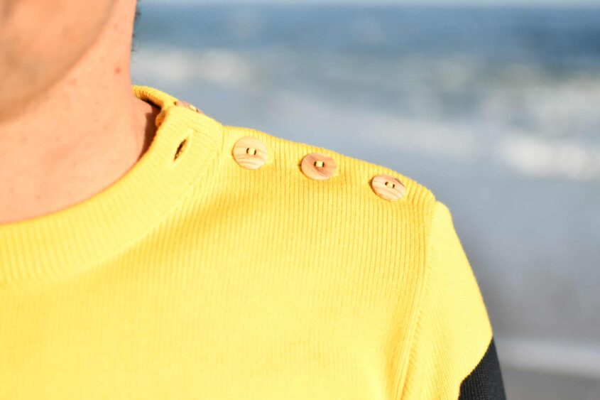 Pull marin homme bicolore – SANTIAGO – Fabriqué en France – Marine & jaune – Image 5