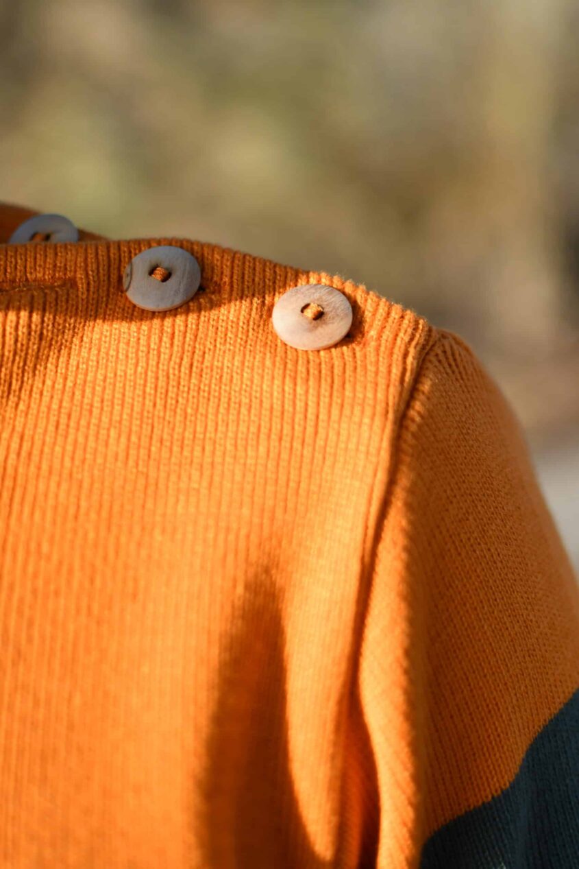 Pull marin homme bicolore – VALENCE – Fabriqué en France – Kaki & orange – Image 3