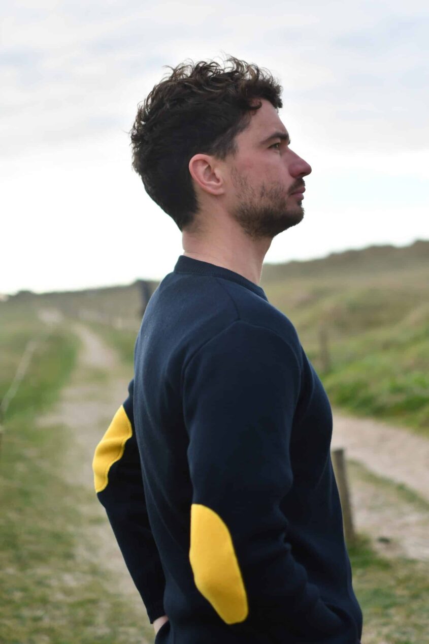 Pull marin homme marine – CARACAS – Fabriqué en France – Coudes jaunes – Image 3