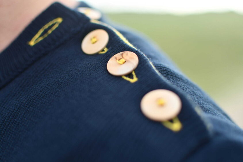 Pull marin homme marine – CARACAS – Fabriqué en France – Coudes jaunes – Image 5