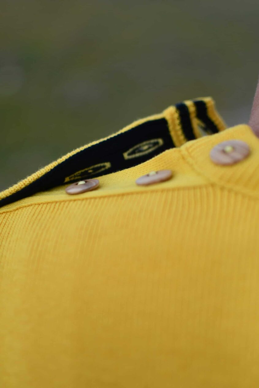 Pull marin homme jaune – TOKYO – Fabriqué en France – Coudes marine – Image 6
