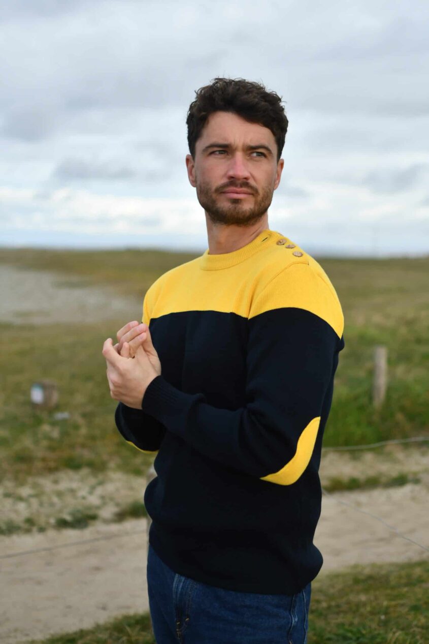 Pull marin homme bicolore – SANTIAGO – Fabriqué en France – Marine & jaune – Image 2
