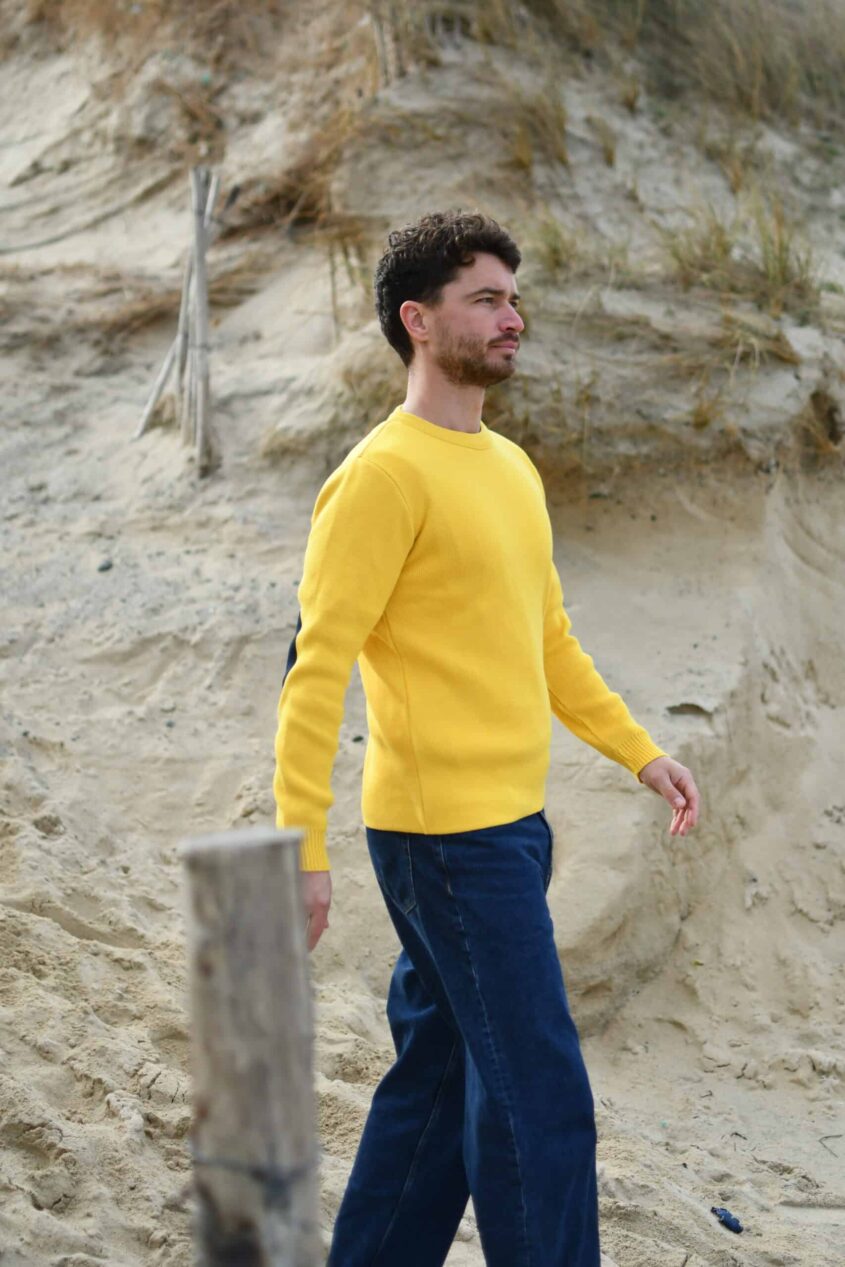 Pull marin homme jaune – TOKYO – Fabriqué en France – Coudes marine – Image 3