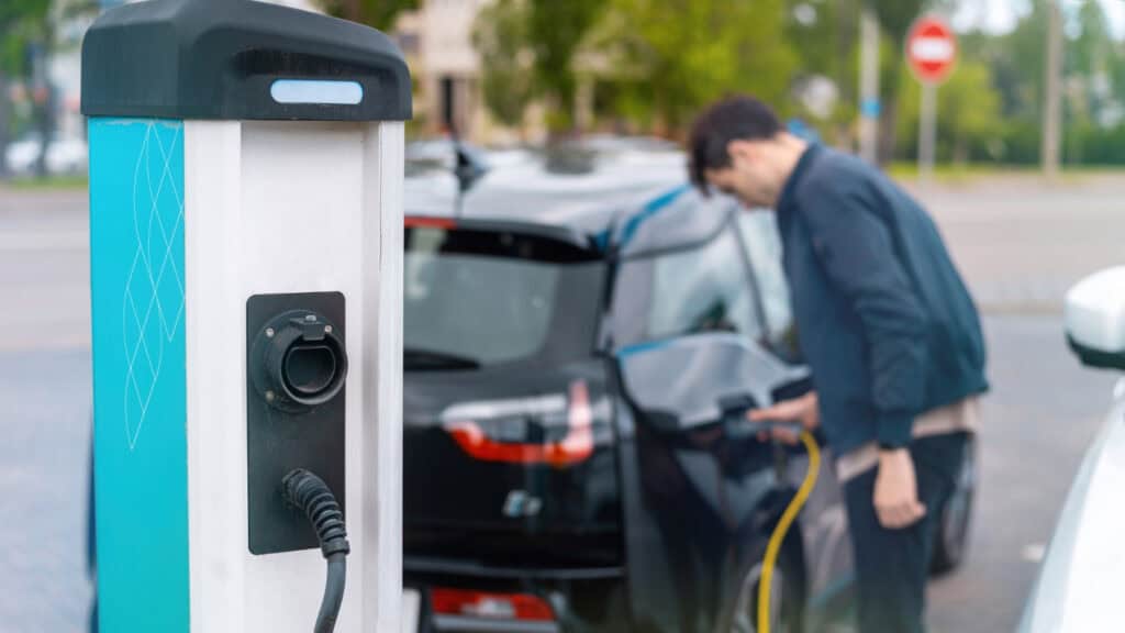 Mitos & Fakta Charging Mobil Listrik