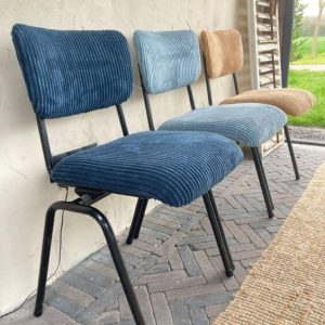 Moderne, kleurrijke kurken stoelen voor sfeer en comfort.