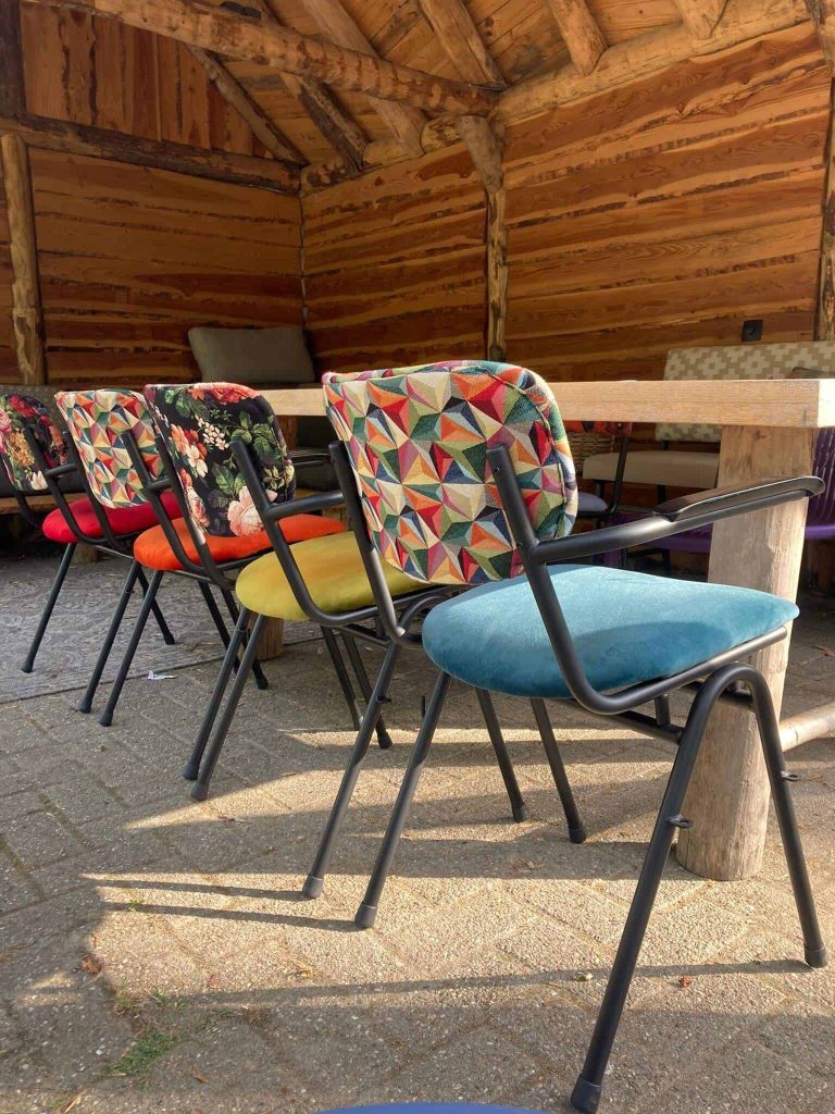 Hoogwaardige, moderne en kleurrijke stoelen voor buiten, perfect voor een gezellige eethoek.