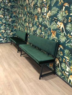 Decoratieve groene banken tegen exotische junglemuur.