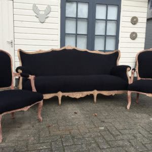 Antieke zithoek met zwart fluweel en sierlijke houten details, perfect voor interieur.
