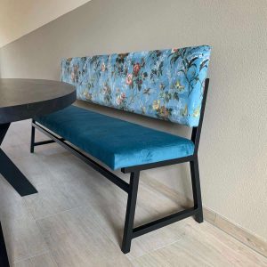 Originele bank met bloemmotief en velvet zitting voor een frisse, moderne uitstraling.