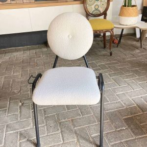 Antieke en moderne stoelen bij Oud is Nieuw, uniek design voor vintage en trendy interieurs.