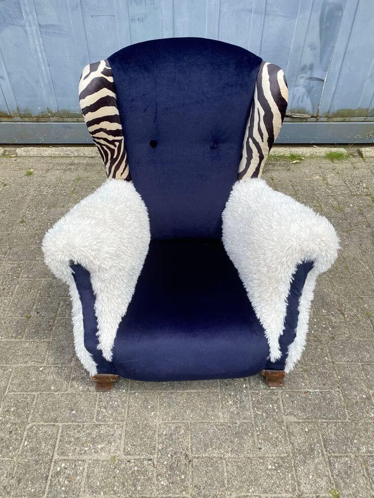 Antieke blauwe stoel met zebra- en schapendekens.