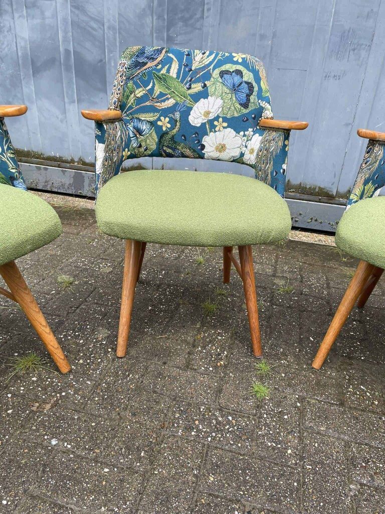 Unieke vintage houten stoel met groene bekleding en decoratief dieren en bloemen patroon, perfect voor interieur en tuin.