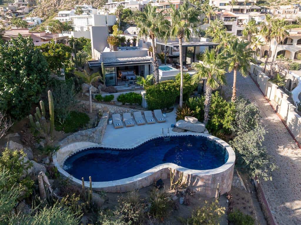 Luxurious Pedregal Property Featuring A Private Infinity Pool Surrounded By Lush Desert Landscaping And Modern Architecture. Perfect For Relaxing And Enjoying Scenic Views In Pedregal.